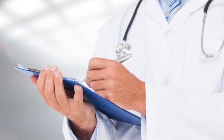 Por que médicos estão buscando uma segunda carreira na perícia médica? Judicialização da saúde amplia demanda por especialistas