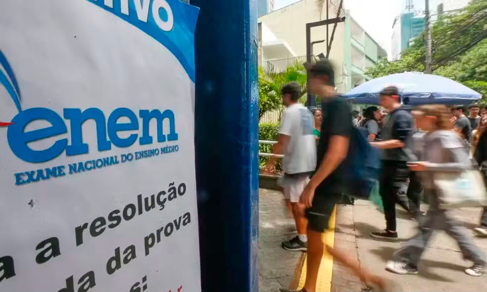 Nenhuma escola estadual paulista aparece entre as 100 melhores notas do Enem e resultado reacende debate sobre a educação