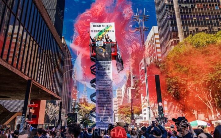 Centenas de pessoas tomam a Avenida Paulista e transformam o caso Orelha em um grito nacional por justiça aos animais