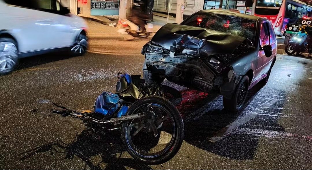 Acidente entre carro e moto deixa dois feridos na Zona Leste de SP; motorista é preso por embriaguez