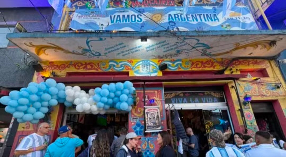 Festa da torcida argentina toma conta das ruas da Zona Leste de SP e transforma posto em arquibancada na semifinal da Copa