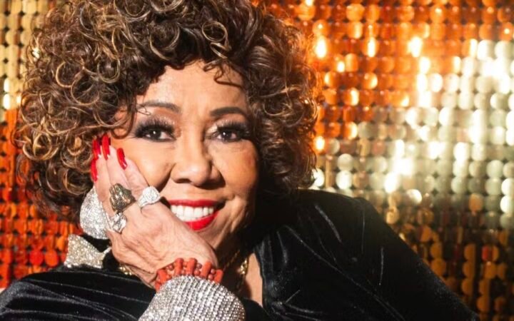Alcione celebra 50 anos de carreira com exposição que ‘massageia alma’ no Museu das Favelas
