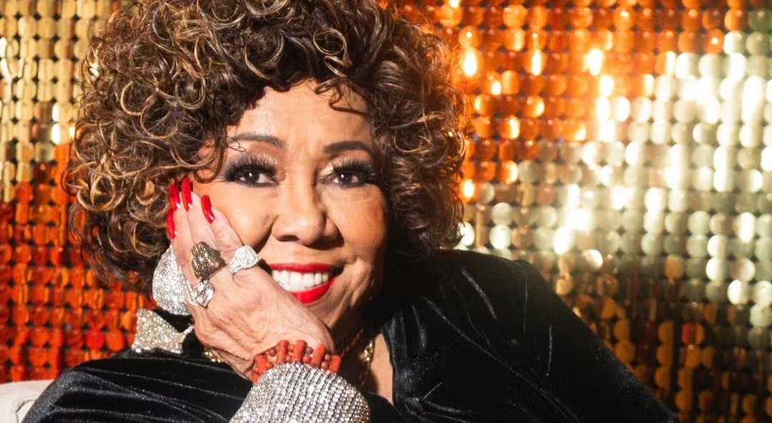 Alcione celebra 50 anos de carreira com exposição que ‘massageia alma’ no Museu das Favelas