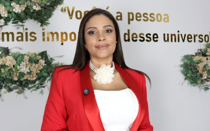 Psicanalista Lívia Bacelar lança “Ser Forte Também Adoece”, obra que convida mulheres a refletirem sobre a sobrecarga emocional