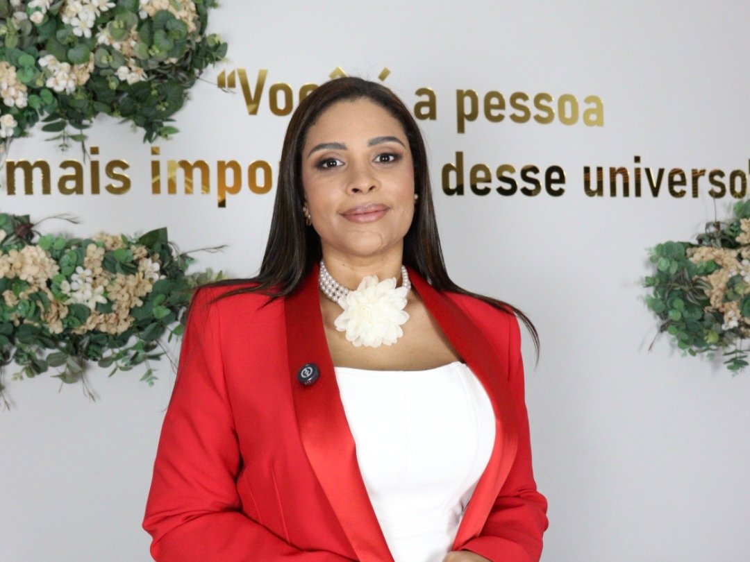 Psicanalista Lívia Bacelar lança “Ser Forte Também Adoece”, obra que convida mulheres a refletirem sobre a sobrecarga emocional