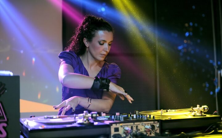 DJ Lisa Bueno comanda discotecagem especial para crianças no Vão do MASP